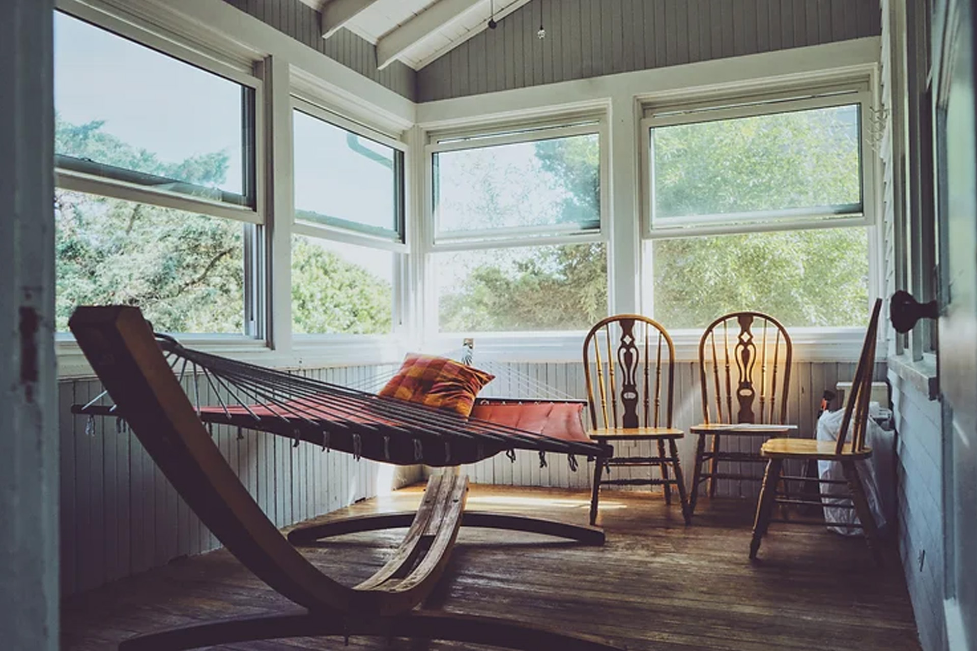 cozy summer room depicting ideal summer thermostat setting